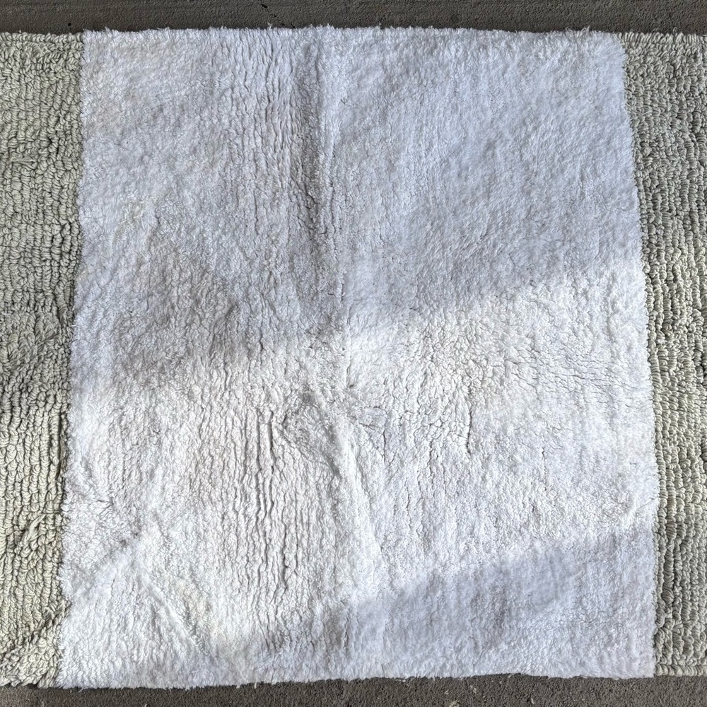 🌺Gray & White Bathroom Rug - Picture 2 of 6